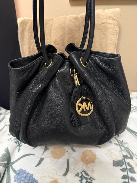 Michael Kors Handbags - Michael Kors Camden Large Drawstring Cinch Hobo Tote in Black Pebbled Leather